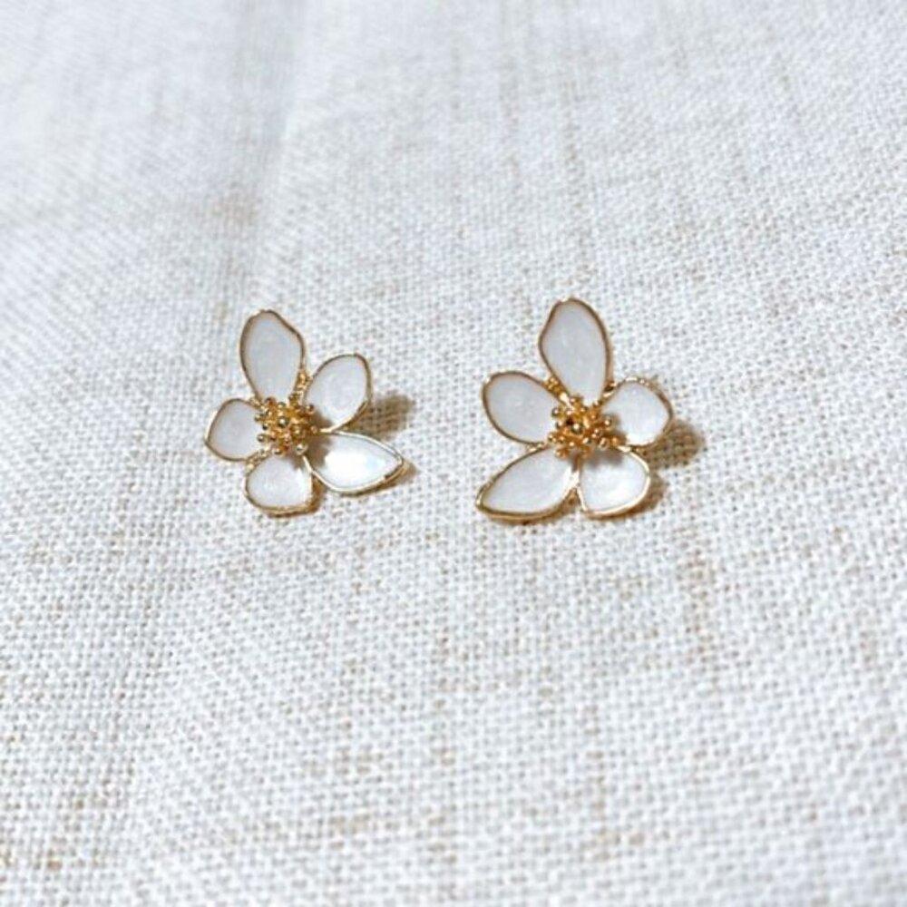 White flower stud earrings N176 - Picture 4 of 6